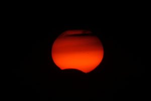 Eclipse du soleil avec nuages le 21 aout 2017